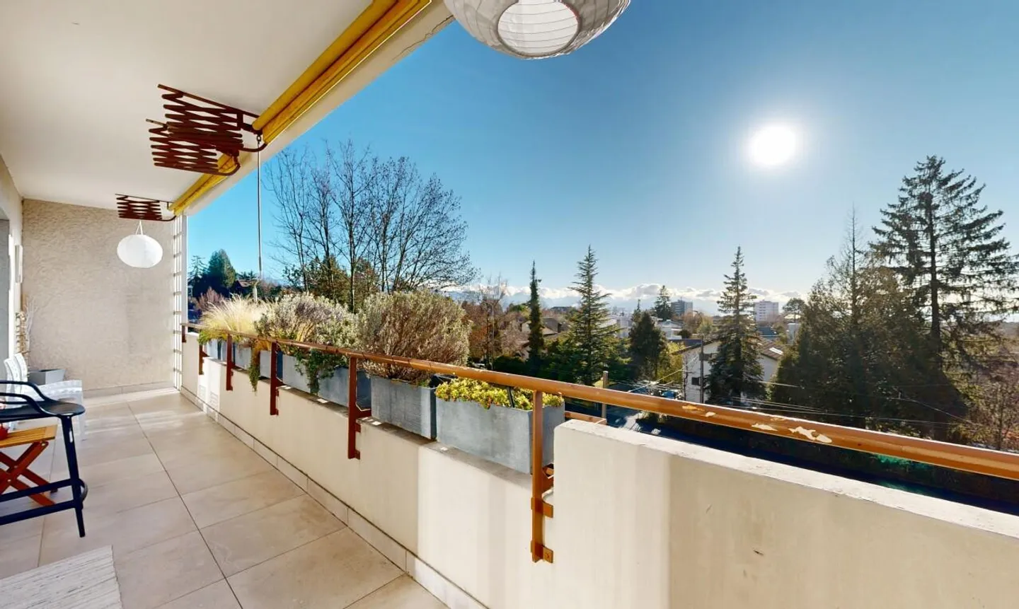 Appartamento luminoso con 4 camere da letto, balconi e vista libera - Foto 3 di 11