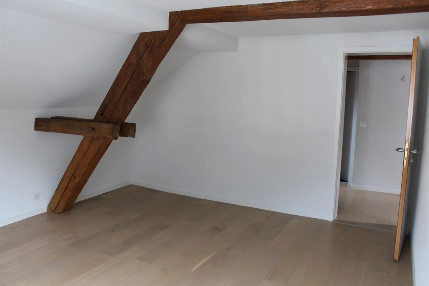 charmante 2.5-Zimmer-Dachwohnung in Glarus - Foto 9 von 14