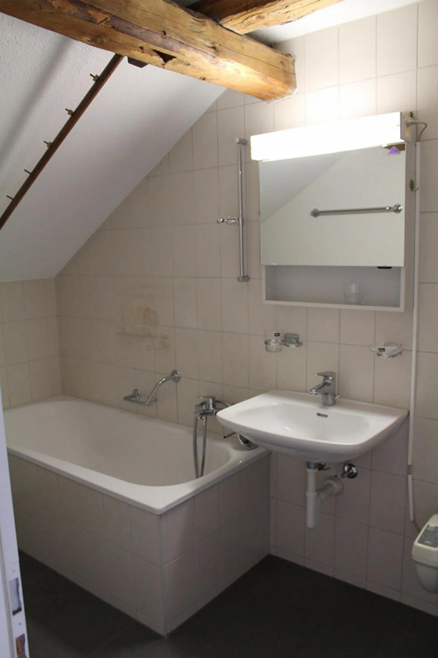 charmante 2.5-Zimmer-Dachwohnung in Glarus - Foto 10 von 14