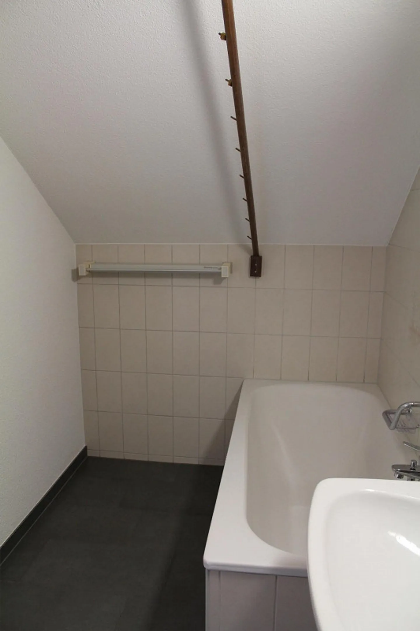 charmante 2.5-Zimmer-Dachwohnung in Glarus - Foto 11 von 14