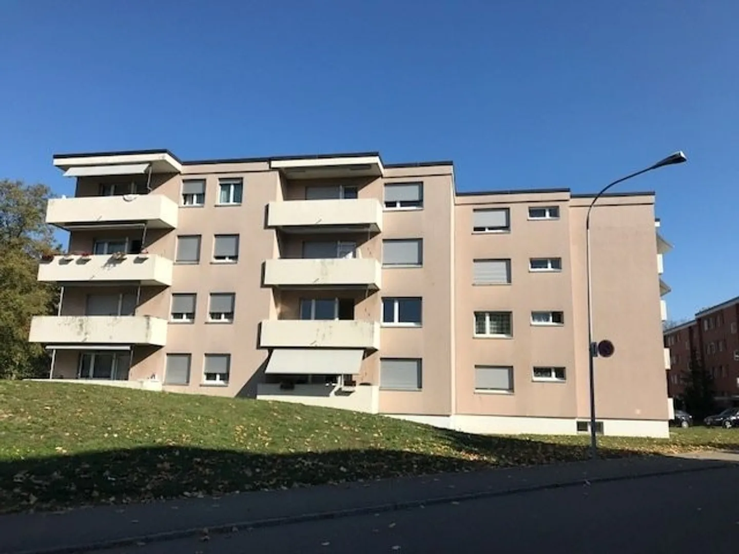 Place de parking à louer à Niederhasli - Photo 2 sur 2