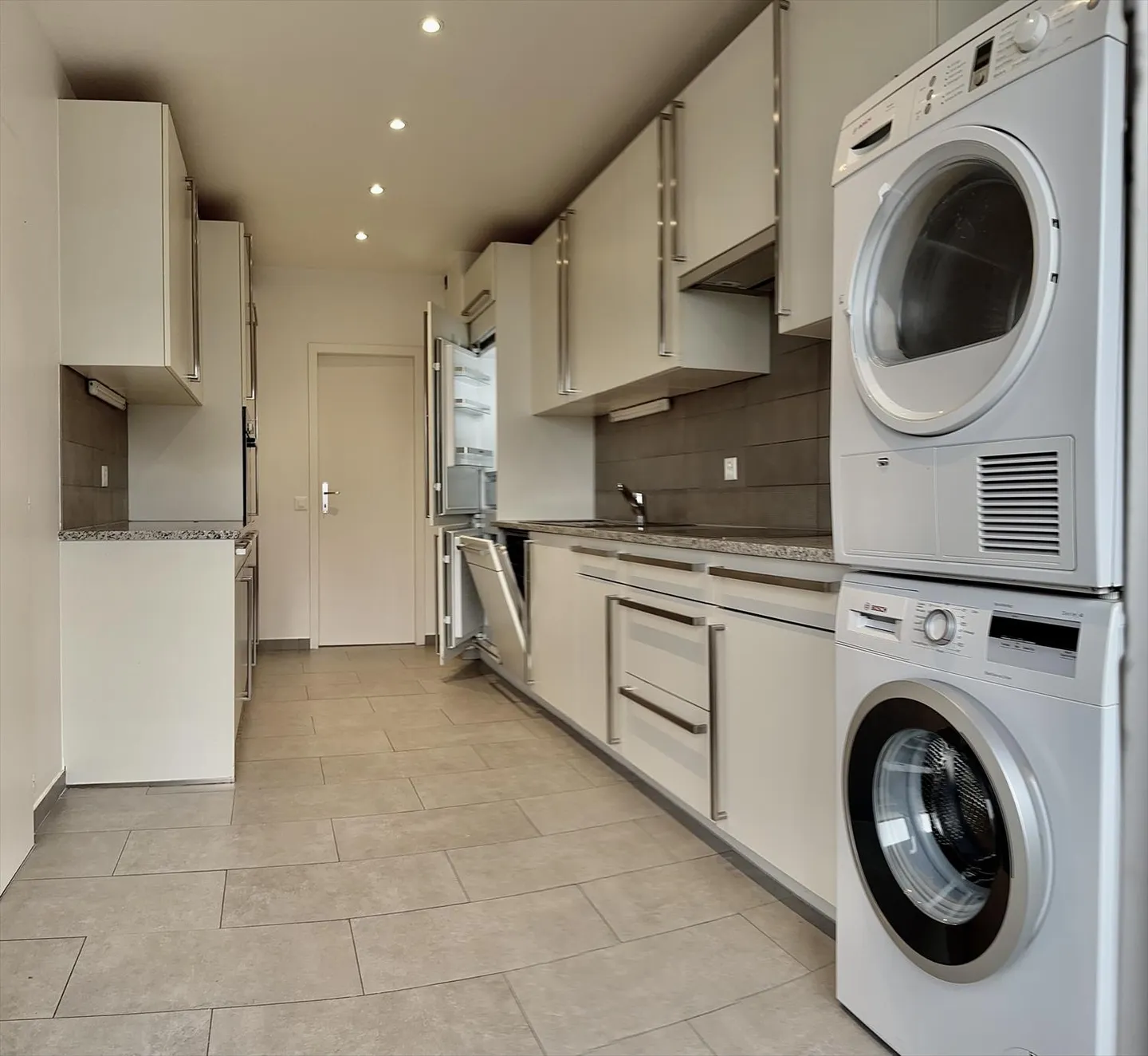 Heart of Champel 6 Gable Room – Flooded with Light, Bright and Spacious - Photo 4 of 21