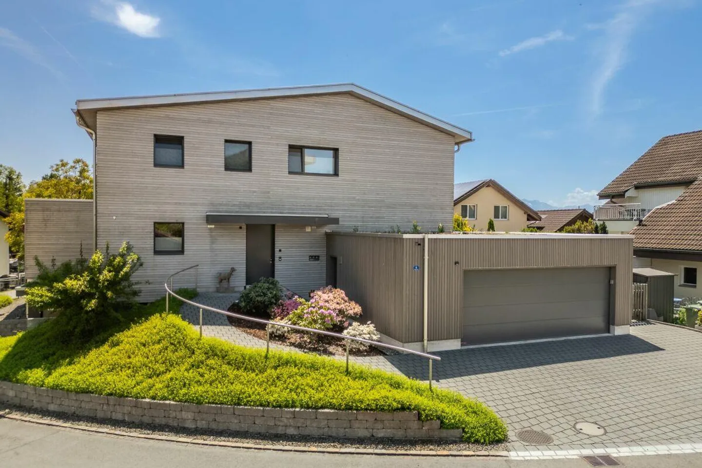 Dreamlike beautiful single-family house with large surroundings - Photo 1 of 27