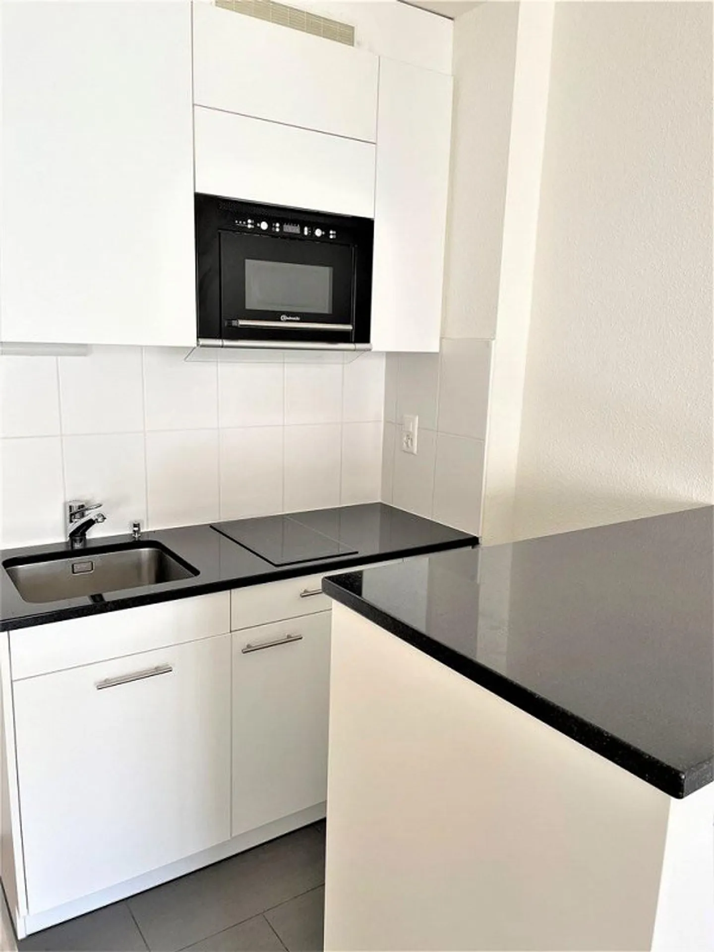 Piccolo studio ristrutturato a Paquis - Foto 3 di 5