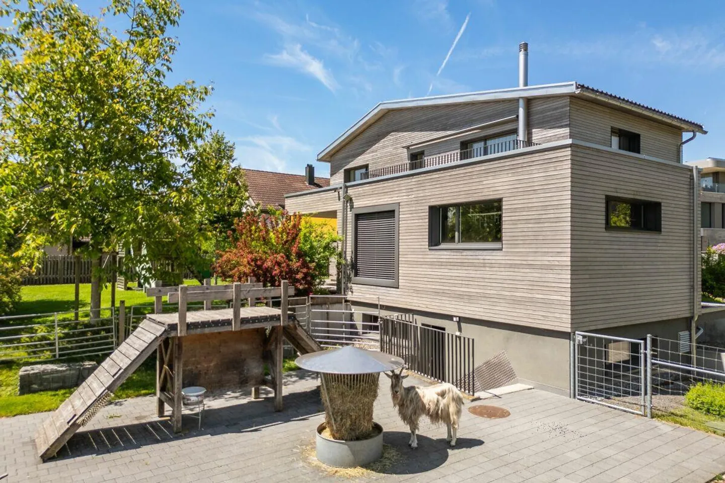 Dreamlike beautiful single-family house with large surroundings - Photo 3 of 27