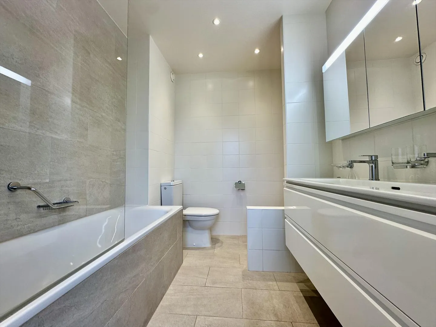 Heart of Champel 6 Gable Room – Flooded with Light, Bright and Spacious - Photo 8 of 21