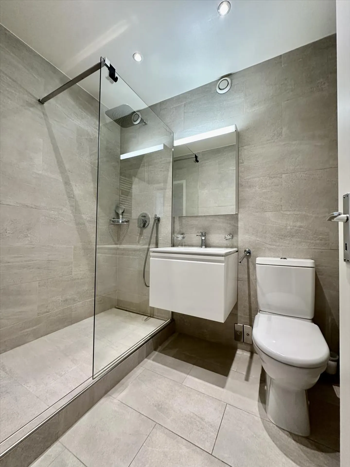 Heart of Champel 6 Gable Room – Flooded with Light, Bright and Spacious - Photo 10 of 21