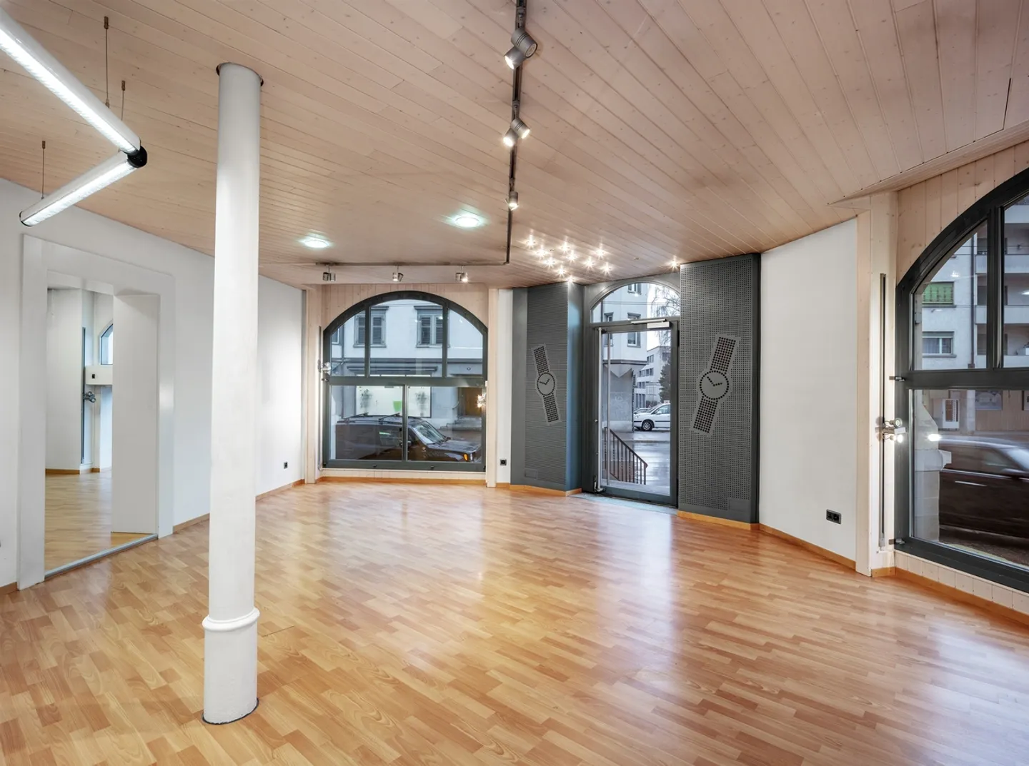 Attractive retail space for rent in an urban location - Photo 3 of 3