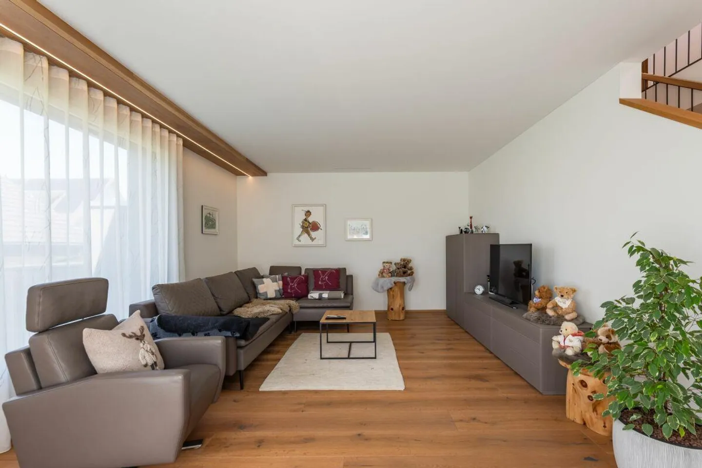 Dreamlike beautiful single-family house with large surroundings - Photo 6 of 27