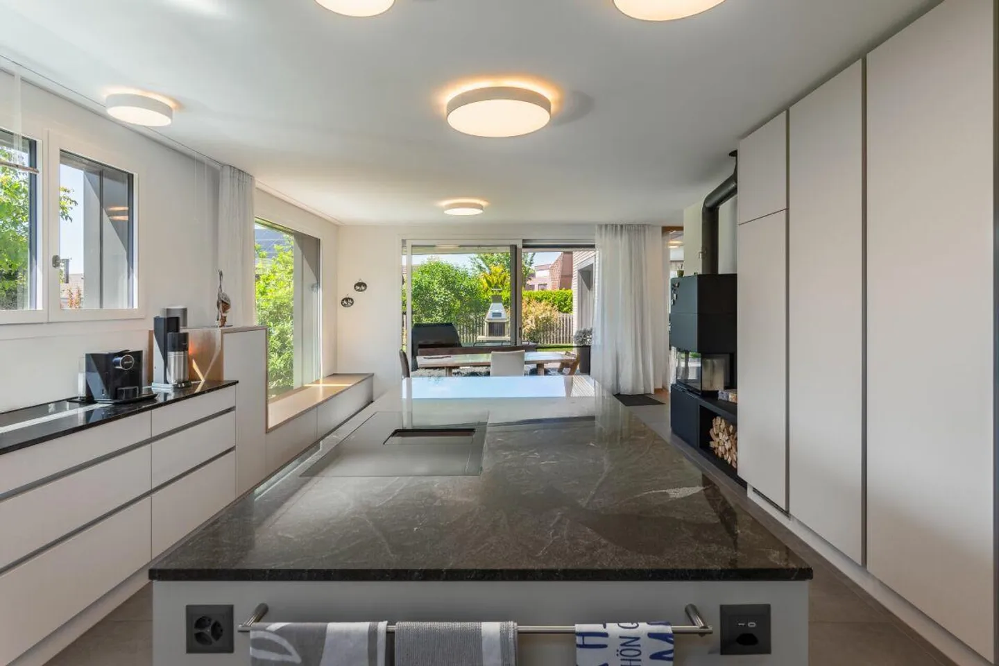 Dreamlike beautiful single-family house with large surroundings - Photo 9 of 27