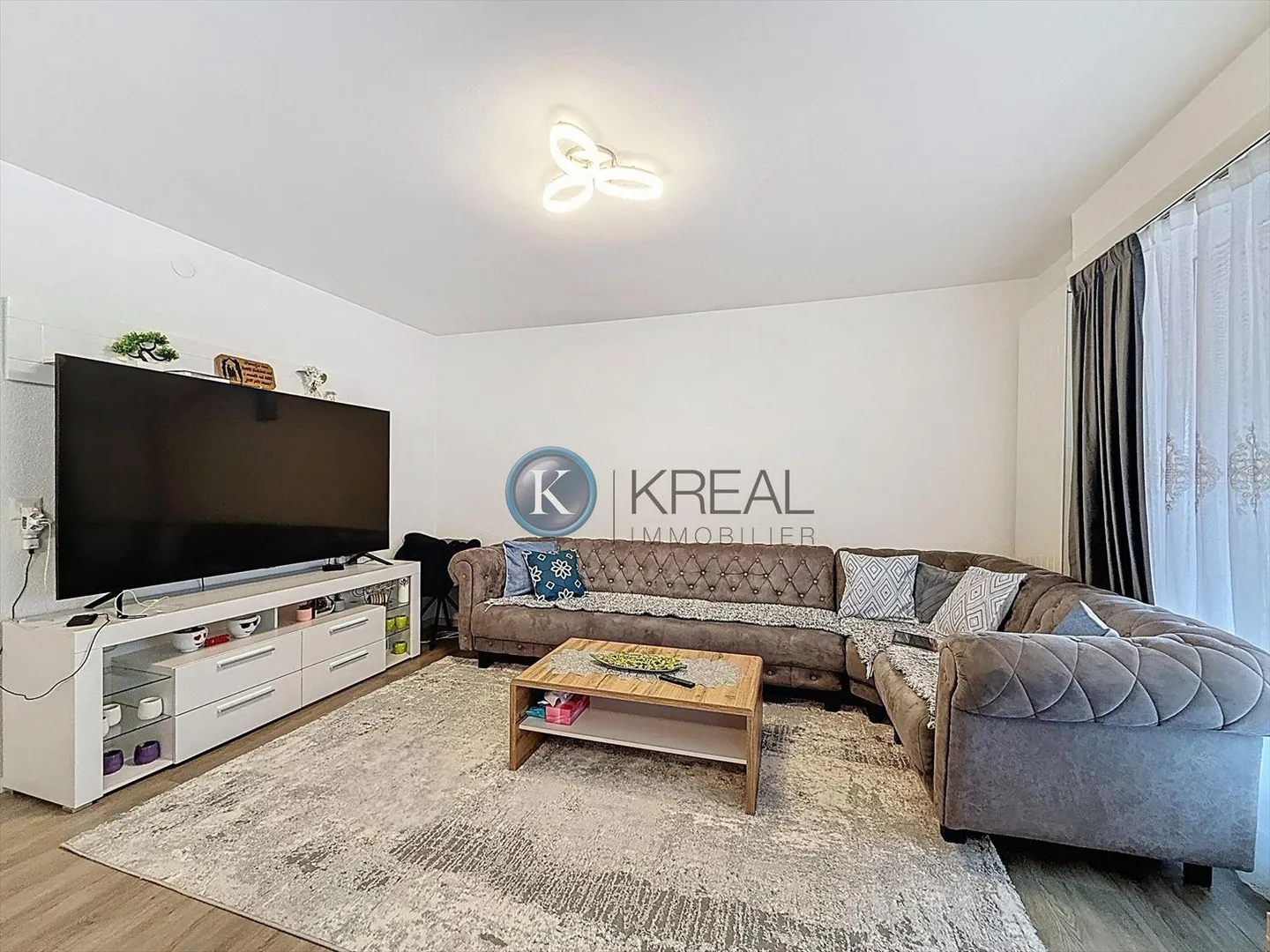 Ideally located in the heart of Bussigny, close to all amenities (shops, schools, and public transport) - Photo 2 of 9