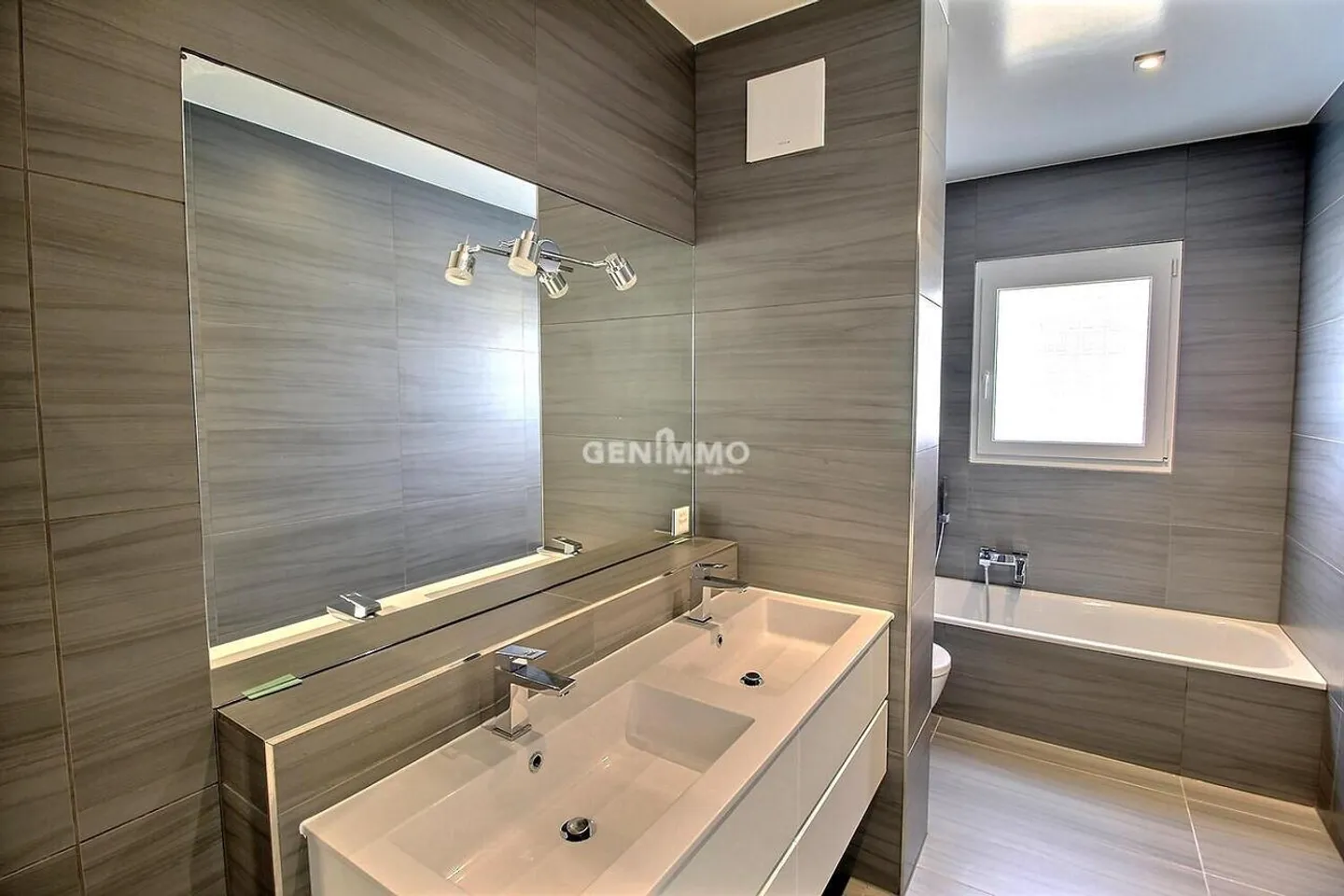 Belle maison contiguë 4 chambres à coucher - Photo 7 sur 7