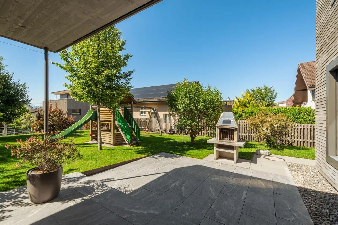 Dreamlike beautiful single-family house with large surroundings - Photo 23 of 27