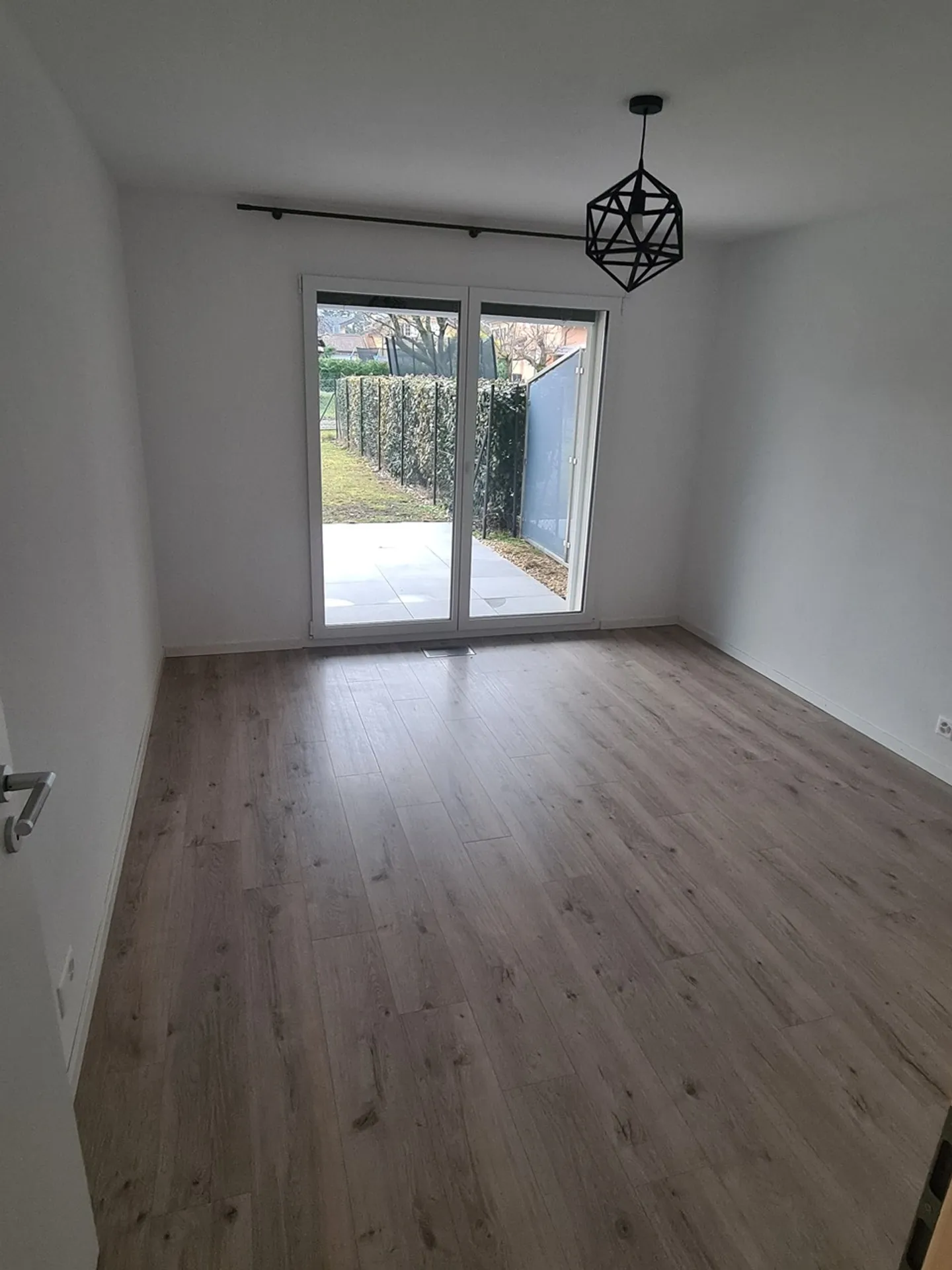 Appartement de plain-pied avec jardin - Photo 2 sur 7