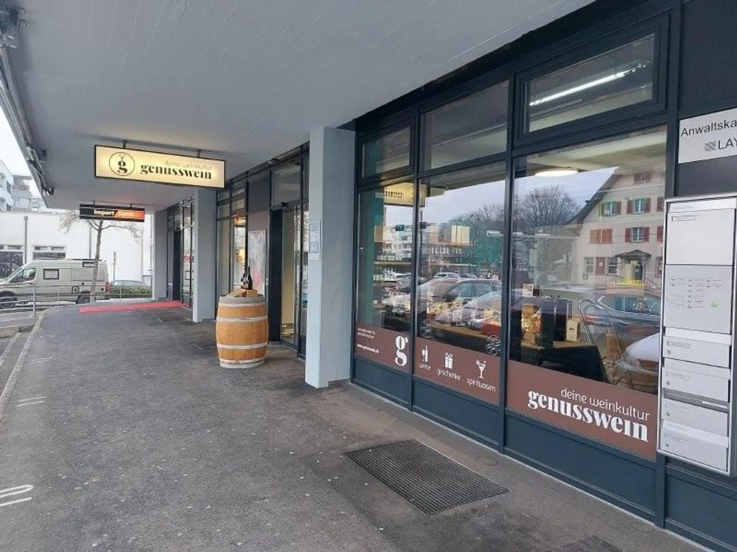 Espace de vente ou de bureau adjacent à la rue commerçante - Photo 6 sur 7