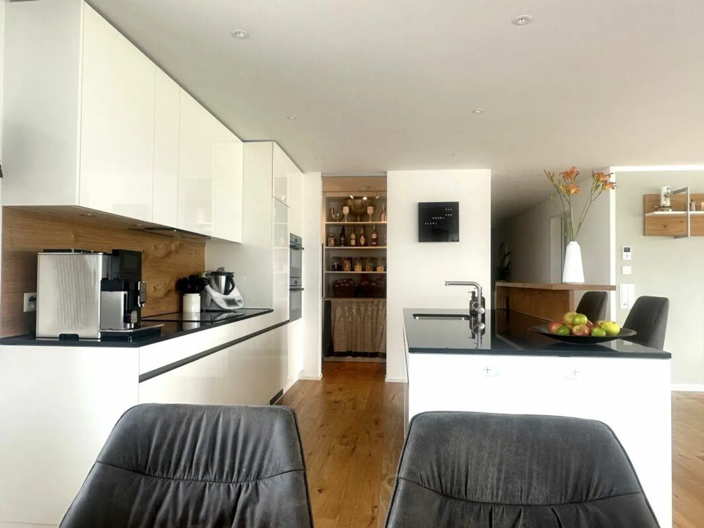 Modernes Apartment mit atemberaubendem Blick - Foto 7 von 14