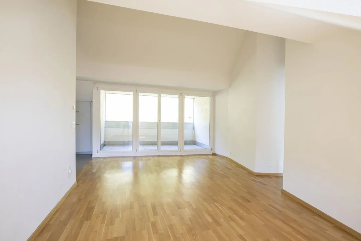 Appartement moderne avec balcon - Photo 2 sur 11