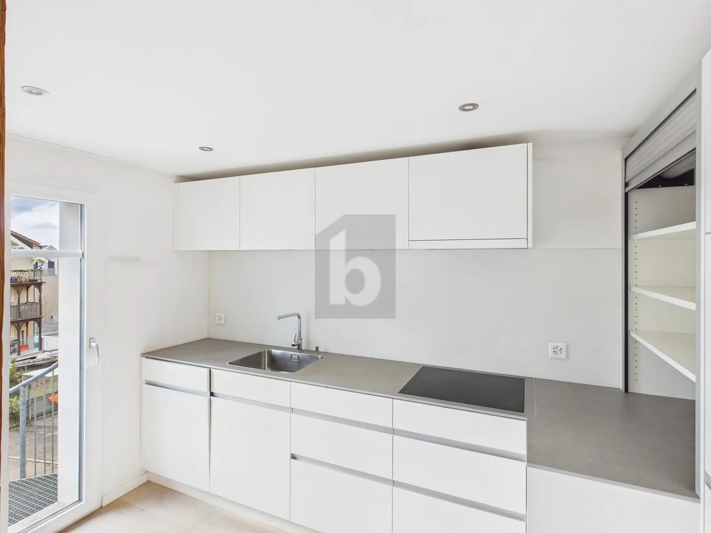 CENTRALE, CON AREA SEDUTA IN GIARDINO - Foto 5 di 6