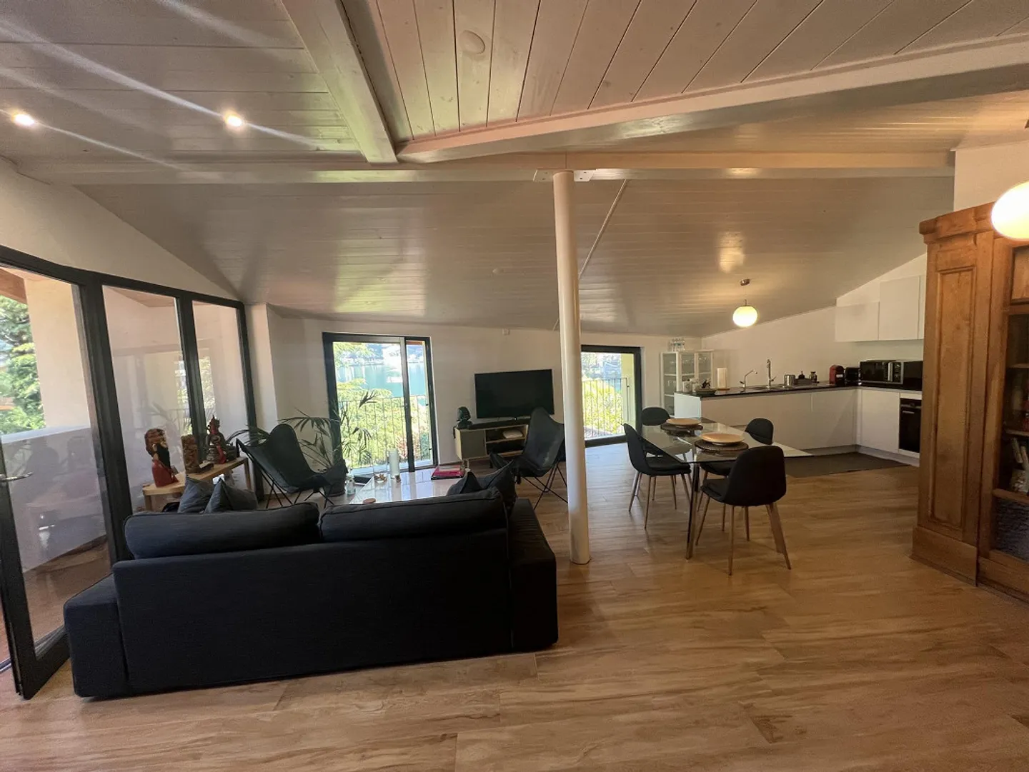 Central and directly located penthouse on the lakeshore in Riva San Vitale - Photo 1 of 29