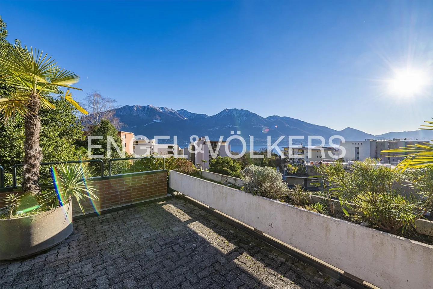 Appartement en attique ensoleillé avec vue sur le lac (23) - Photo 2 sur 11