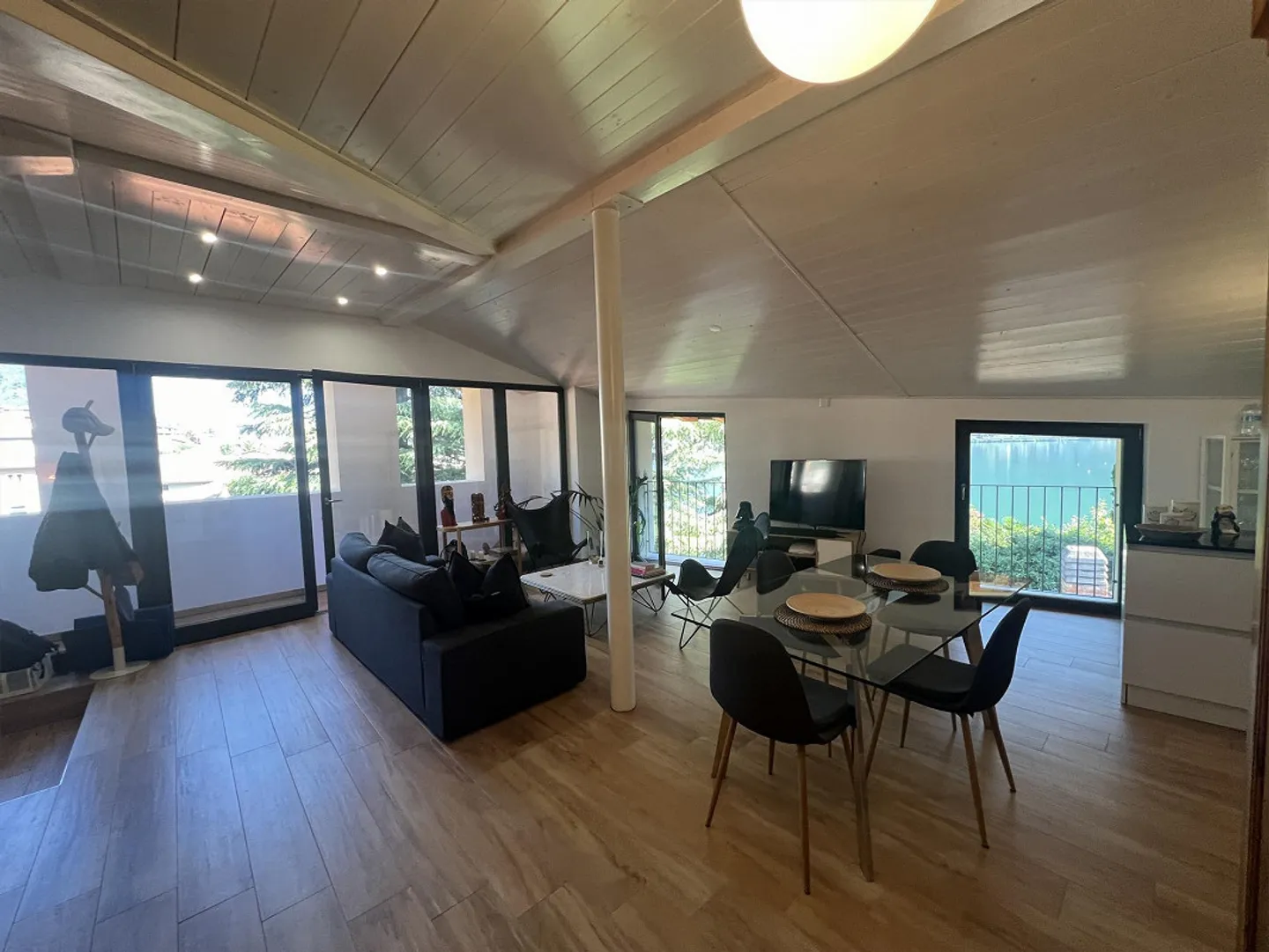 Central and directly located penthouse on the lakeshore in Riva San Vitale - Photo 2 of 29