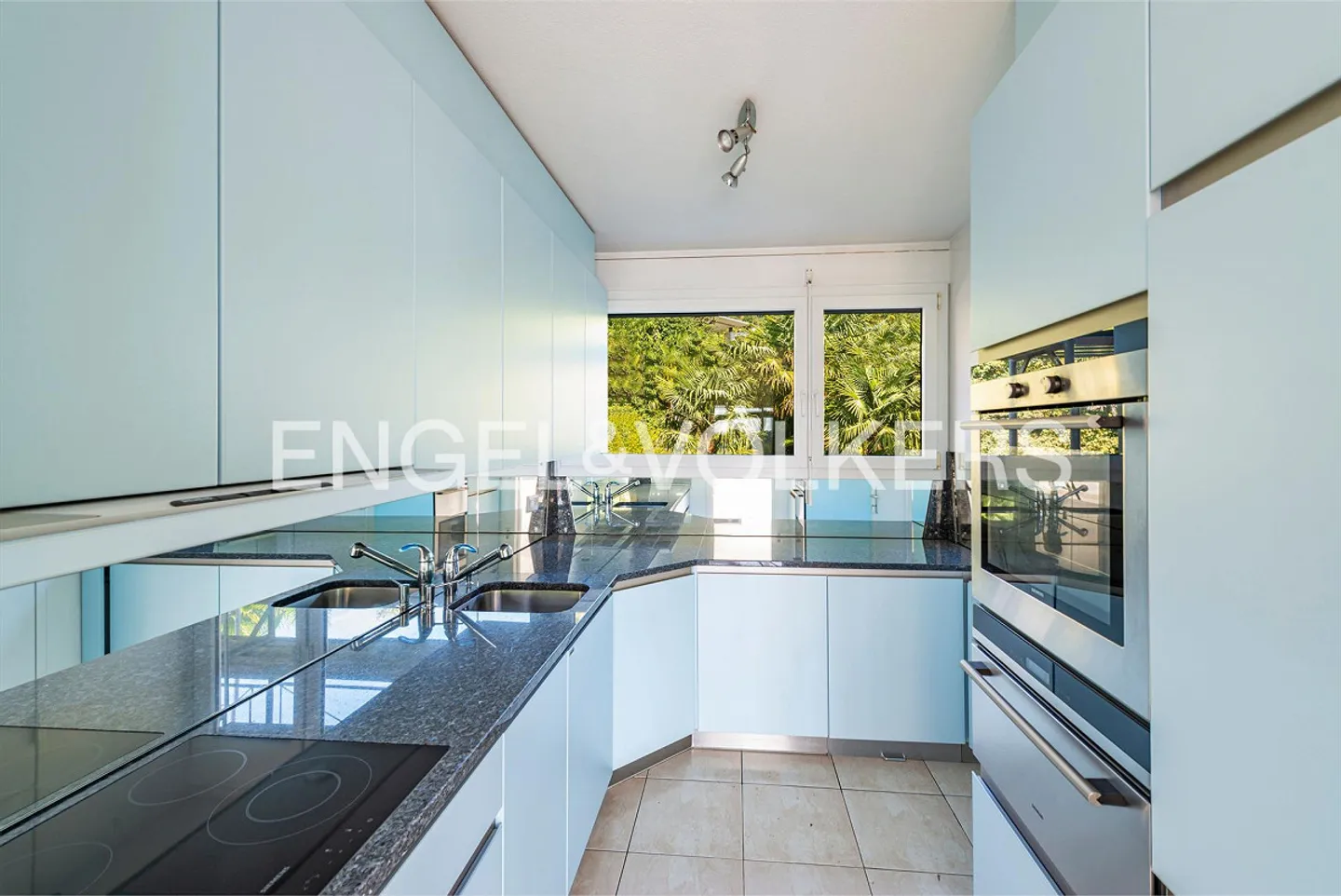 Appartement en attique ensoleillé avec vue sur le lac (23) - Photo 6 sur 11