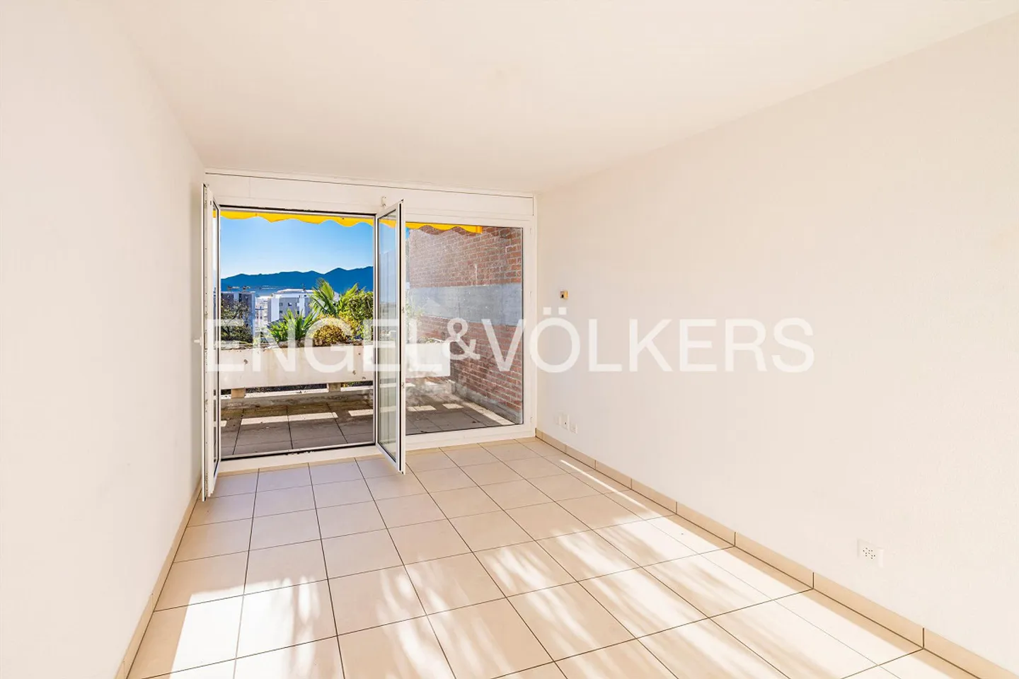 Appartement en attique ensoleillé avec vue sur le lac (23) - Photo 7 sur 11