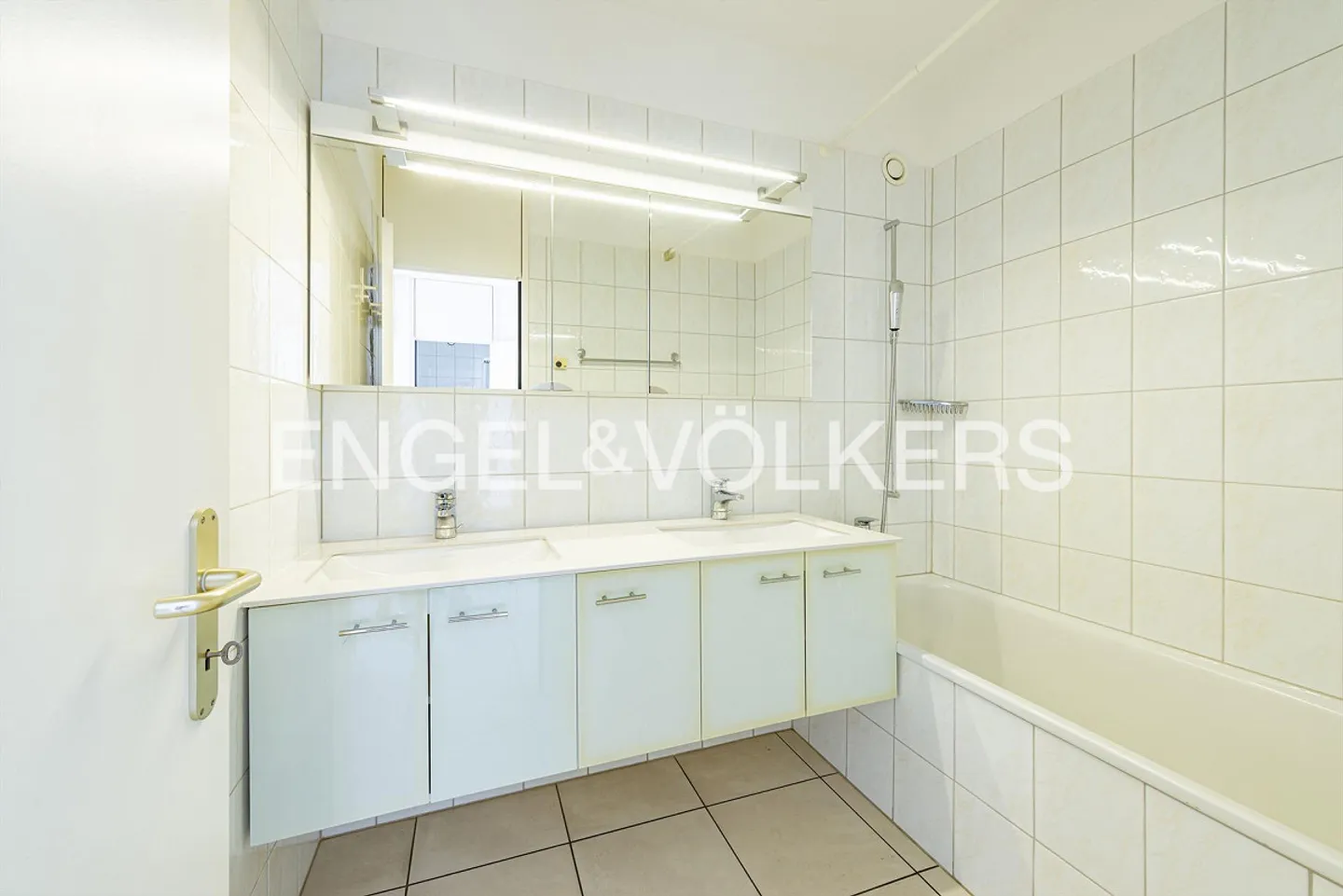 Appartement en attique ensoleillé avec vue sur le lac (23) - Photo 9 sur 11