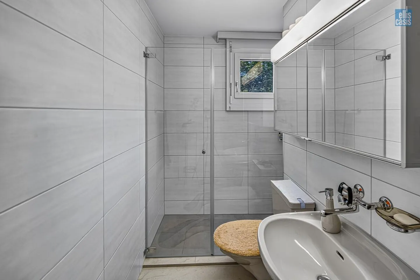 Appartement de 4,5 pièces bien entretenu avec cheminée, balcon et grand potentiel - Photo 13 sur 17