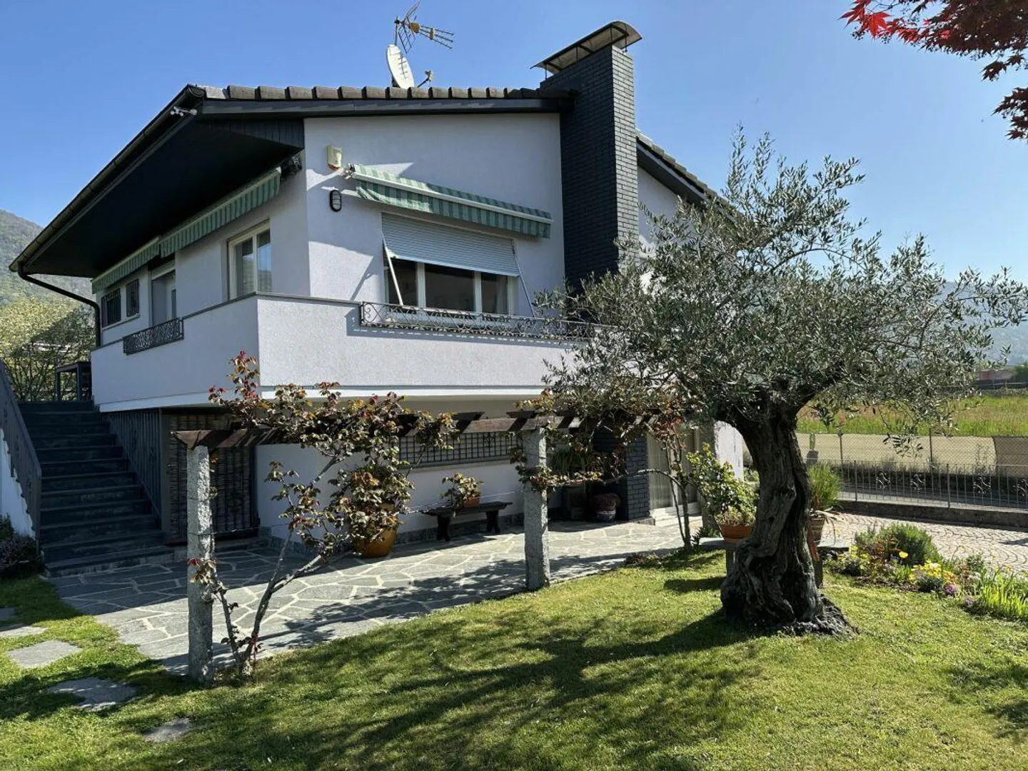 Interessante casa unifamiliare o bifamiliare in campagna, con vista e grande terreno annesso - zona Gorla - Foto 1 di 17