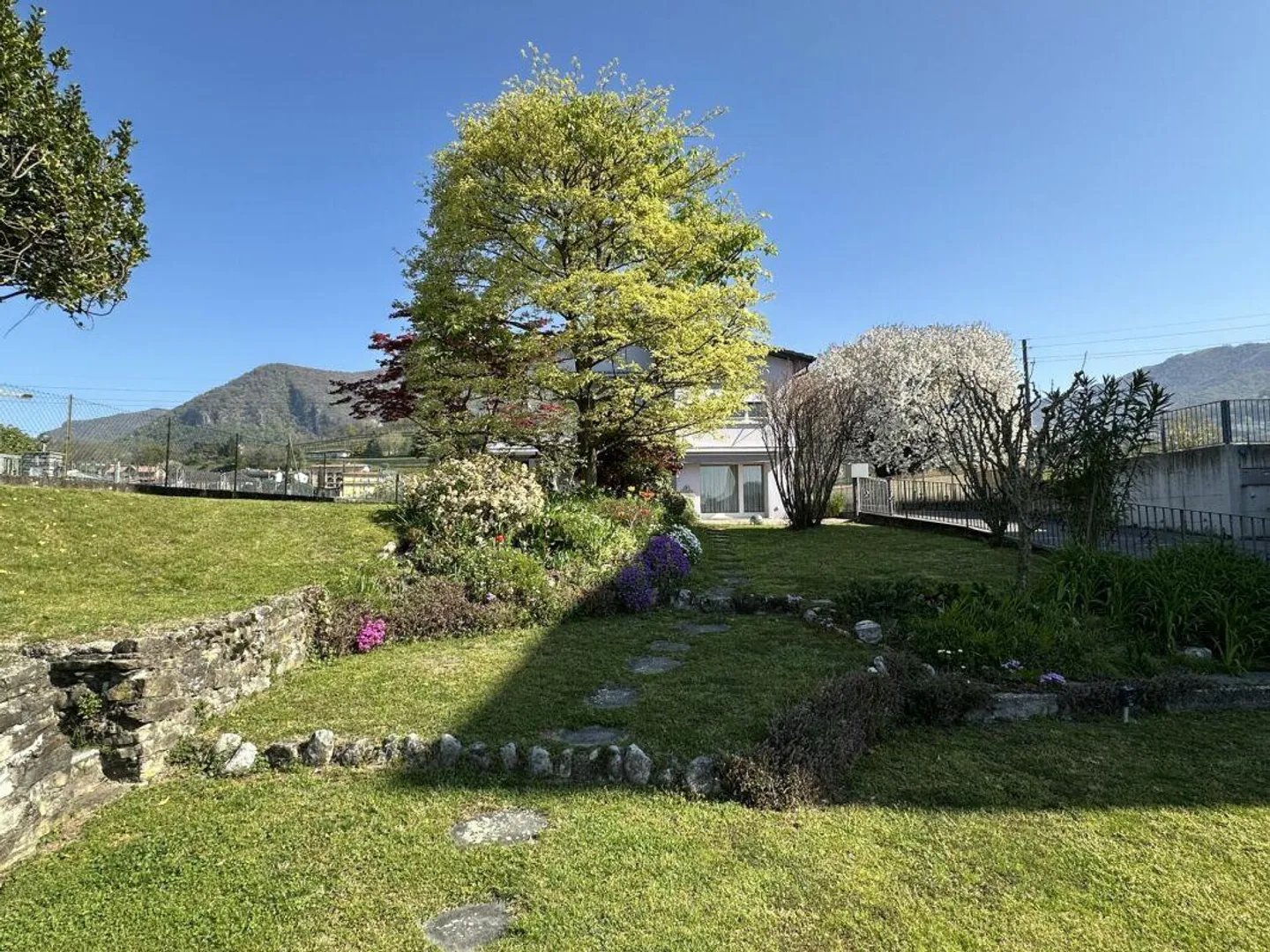 Interessante casa unifamiliare o bifamiliare in campagna, con vista e grande terreno annesso - zona Gorla - Foto 2 di 17