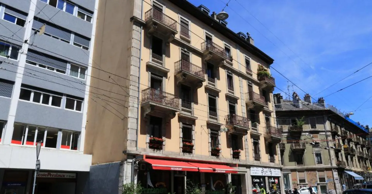 Charming 2-room apartment overlooking the courtyard including: hall, fitted kitchen, - Photo 1 of 1
