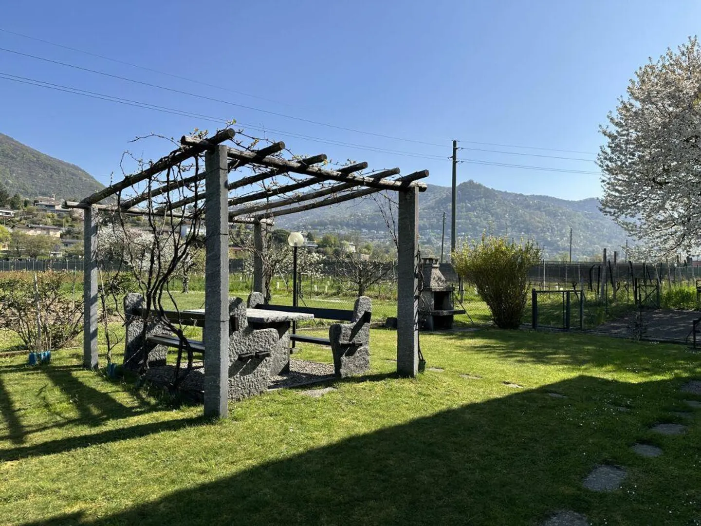 Interessante casa unifamiliare o bifamiliare in campagna, con vista e grande terreno annesso - zona Gorla - Foto 4 di 17