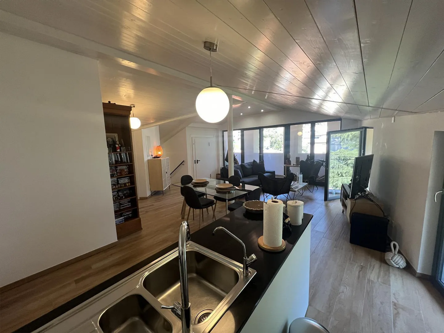 Central and directly located penthouse on the lakeshore in Riva San Vitale - Photo 8 of 29