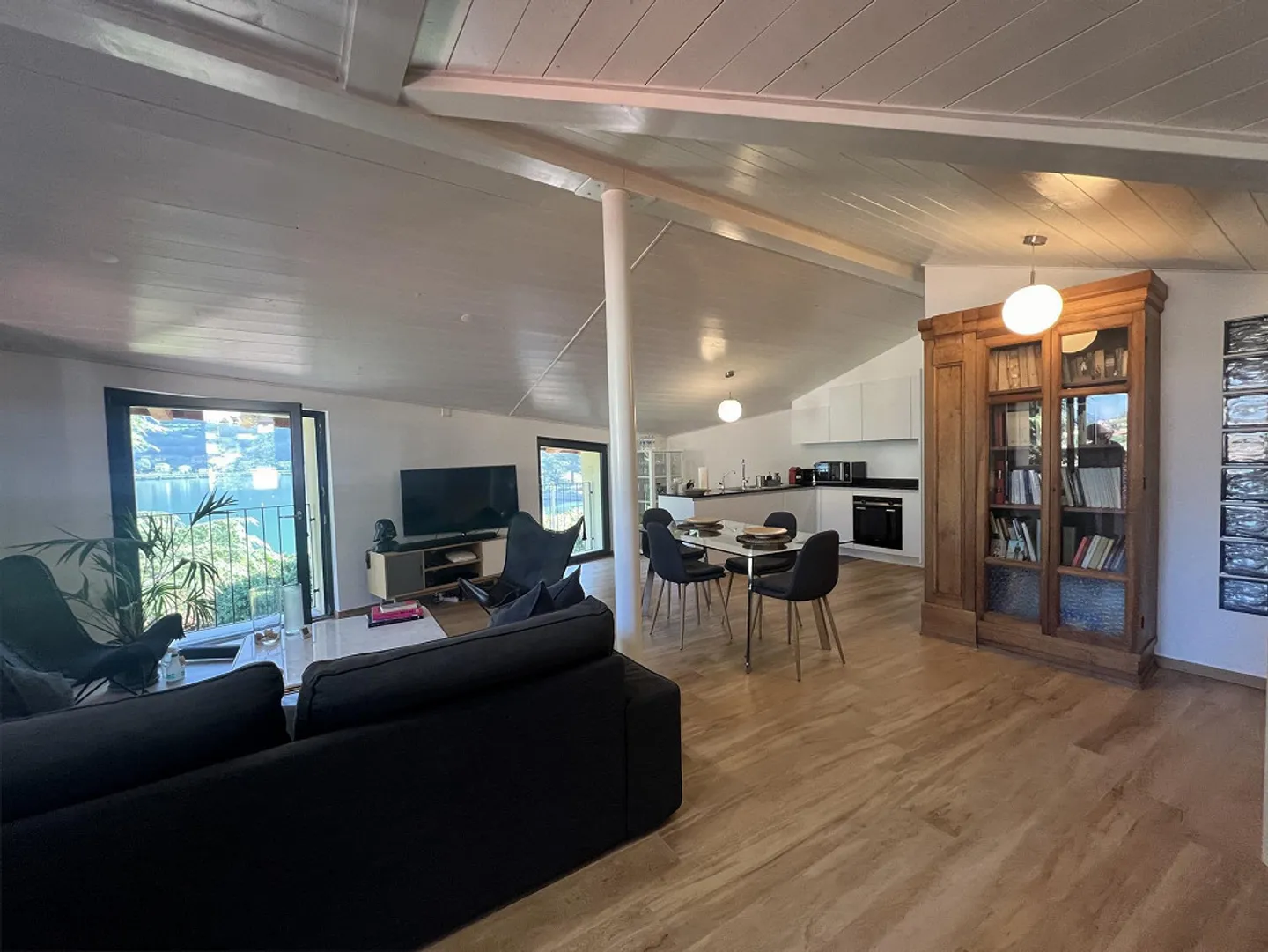 Central and directly located penthouse on the lakeshore in Riva San Vitale - Photo 5 of 29