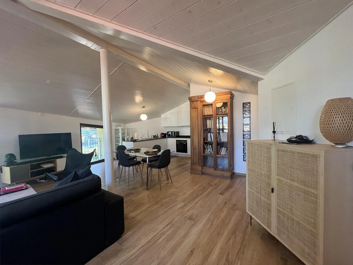 Central and directly located penthouse on the lakeshore in Riva San Vitale - Photo 6 of 29