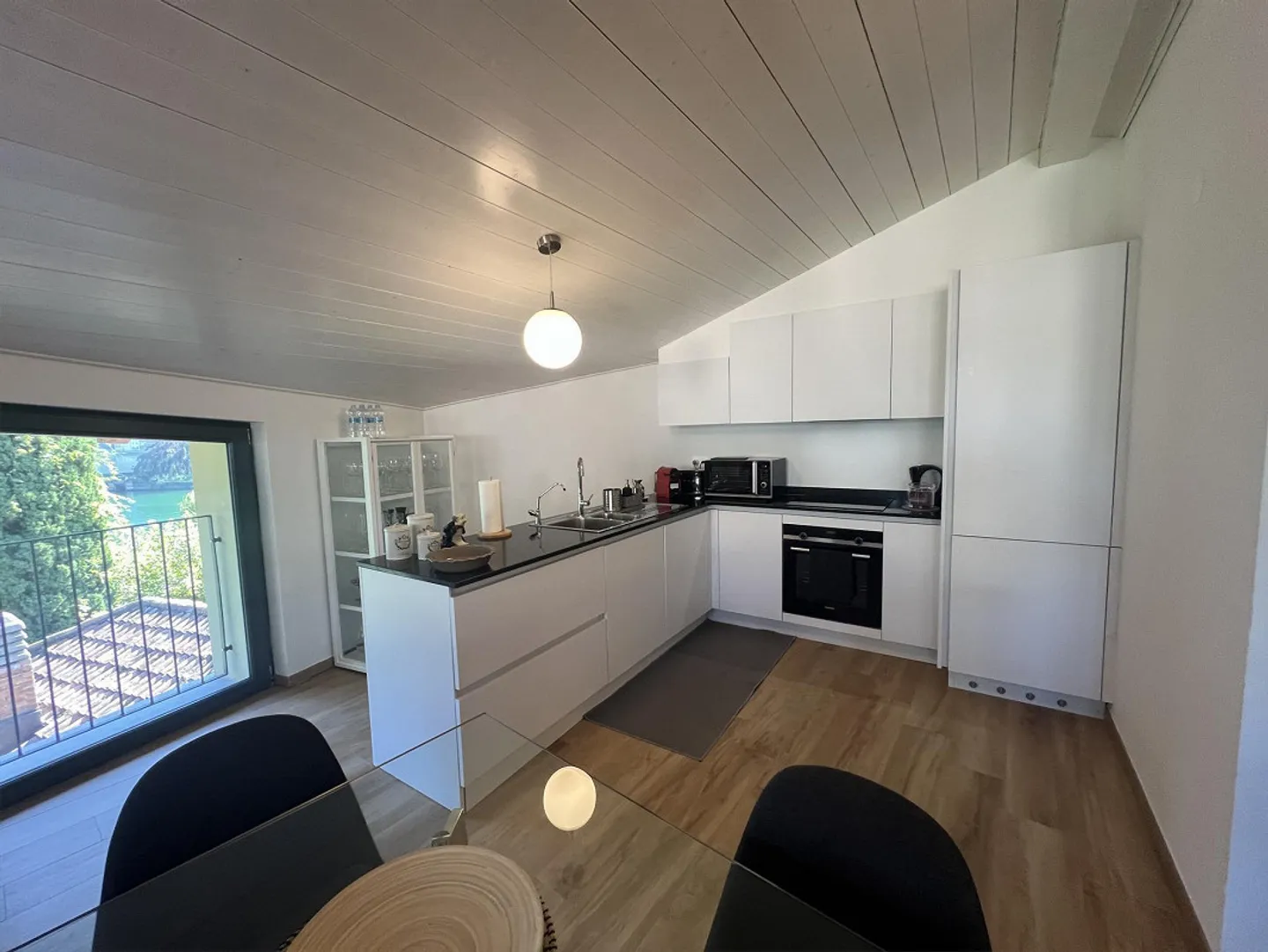 Central and directly located penthouse on the lakeshore in Riva San Vitale - Photo 7 of 29