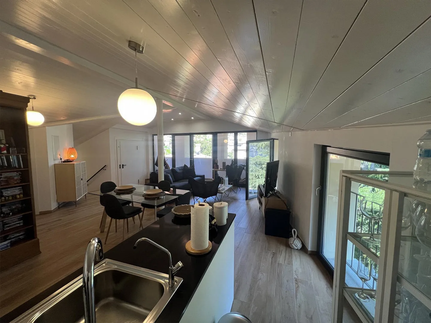 Central and directly located penthouse on the lakeshore in Riva San Vitale - Photo 9 of 29