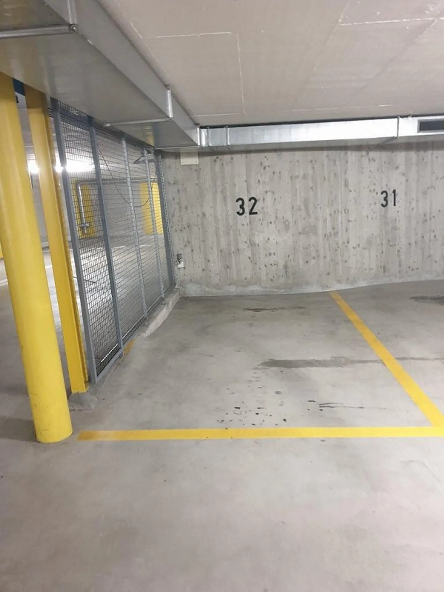 Short parking space for rent - Photo 2 of 2