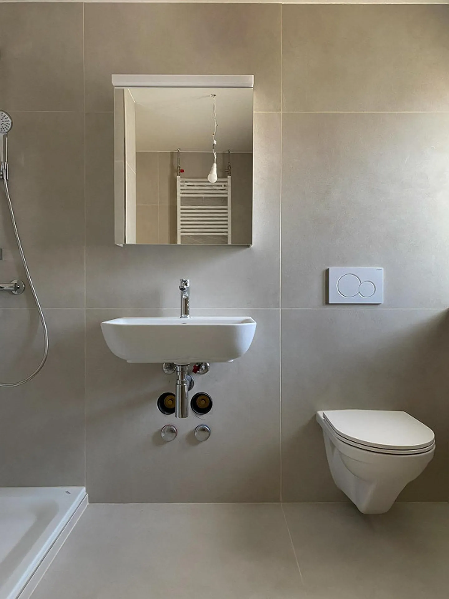 First occupancy after complete renovation: Modern 2.5-room apartment - Photo 3 of 6