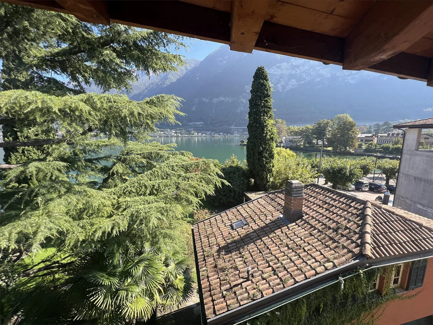 Central and directly located penthouse on the lakeshore in Riva San Vitale - Photo 11 of 29