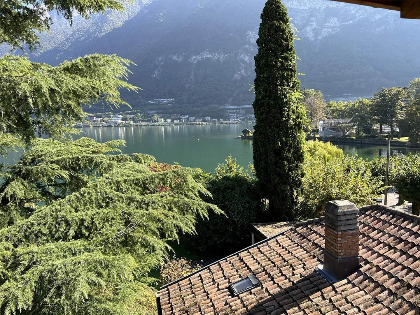 Central and directly located penthouse on the lakeshore in Riva San Vitale - Photo 12 of 29