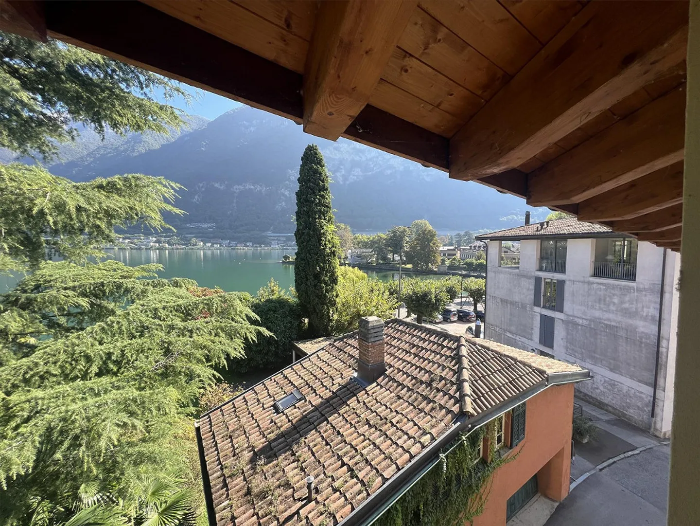 Central and directly located penthouse on the lakeshore in Riva San Vitale - Photo 14 of 29
