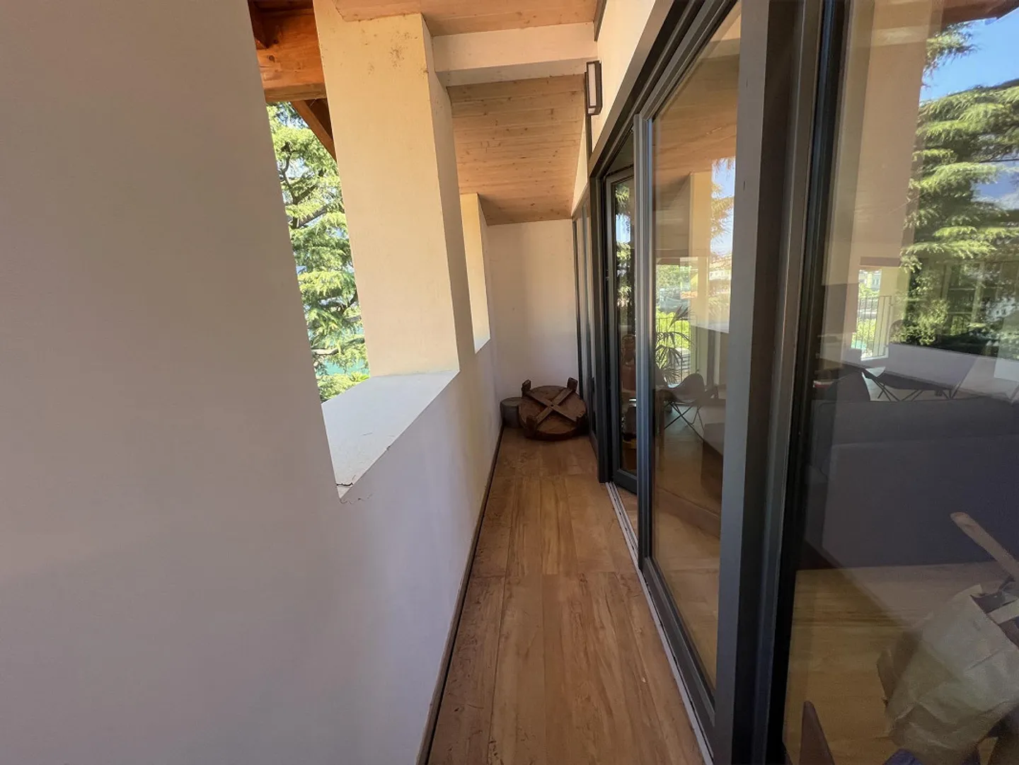 Central and directly located penthouse on the lakeshore in Riva San Vitale - Photo 15 of 29