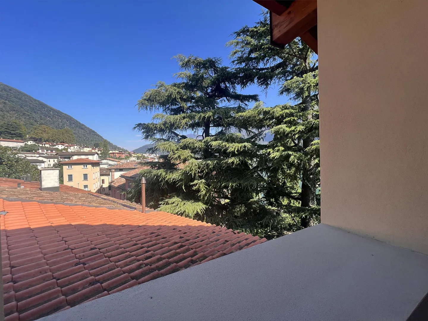 Central and directly located penthouse on the lakeshore in Riva San Vitale - Photo 16 of 29