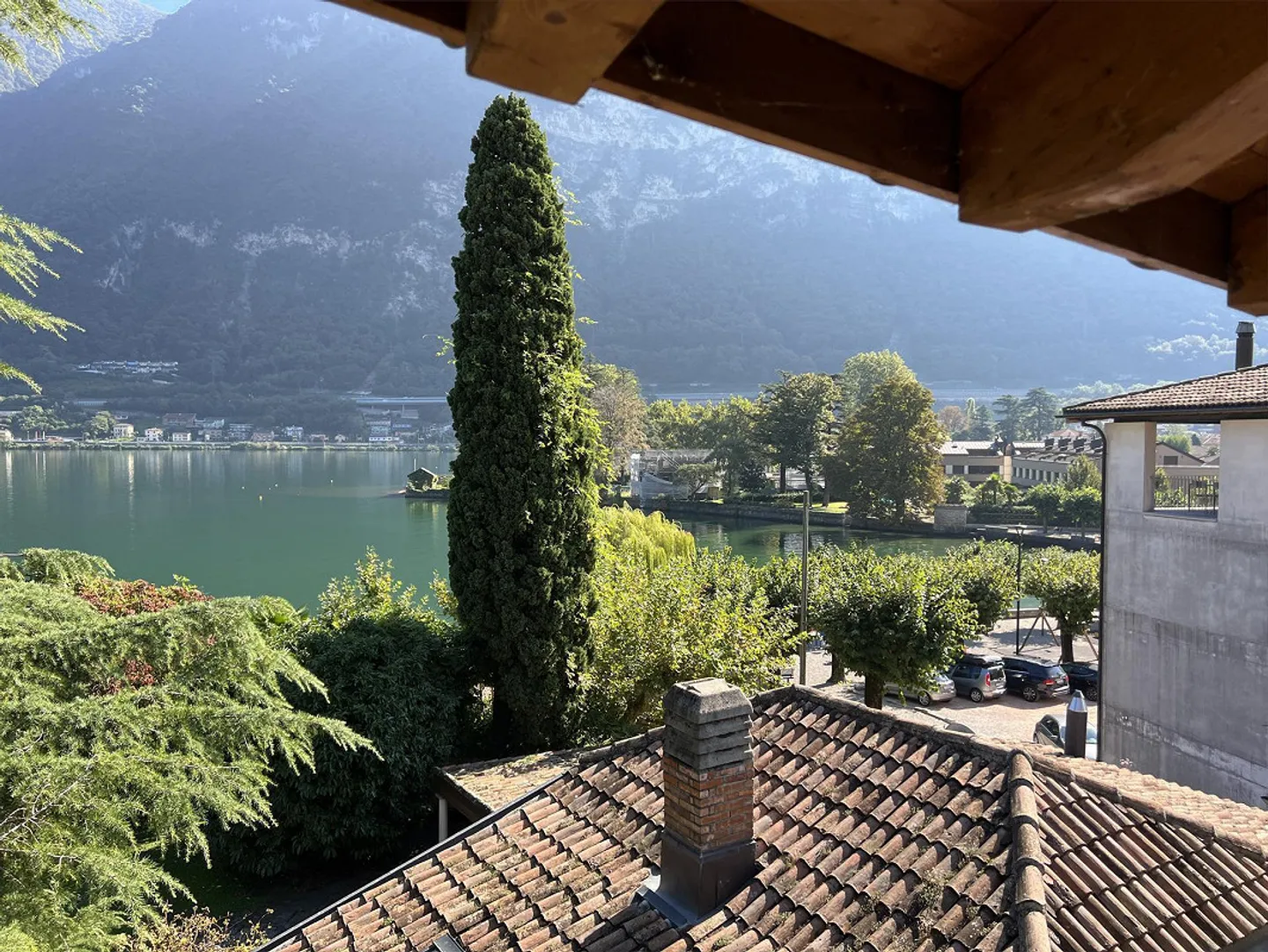Central and directly located penthouse on the lakeshore in Riva San Vitale - Photo 13 of 29