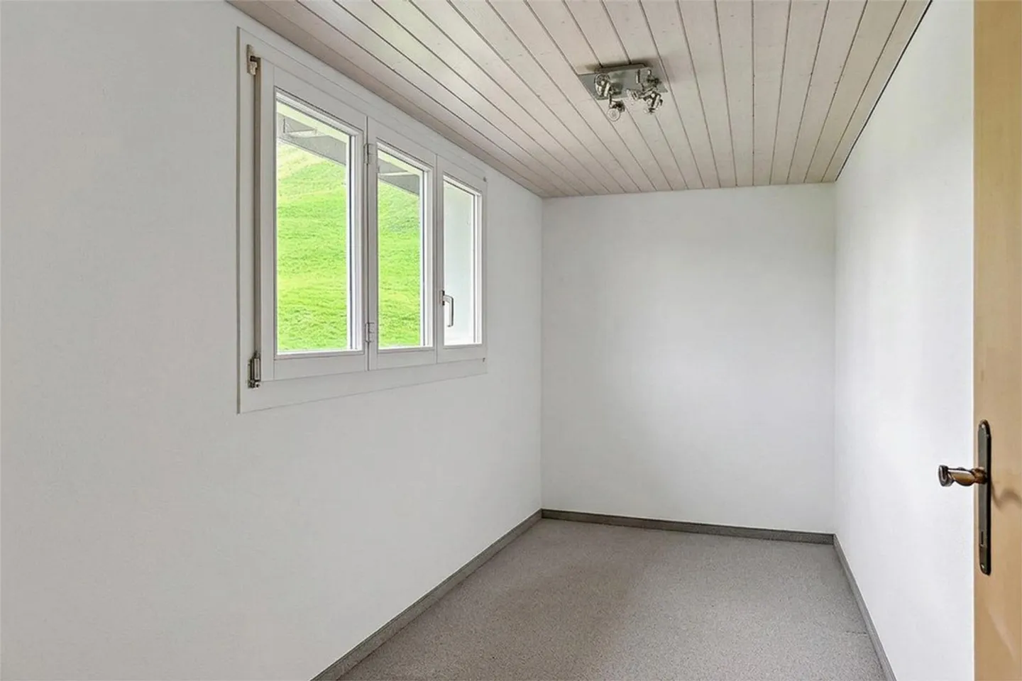 Living by the lake with mountain panorama - Photo 8 of 11