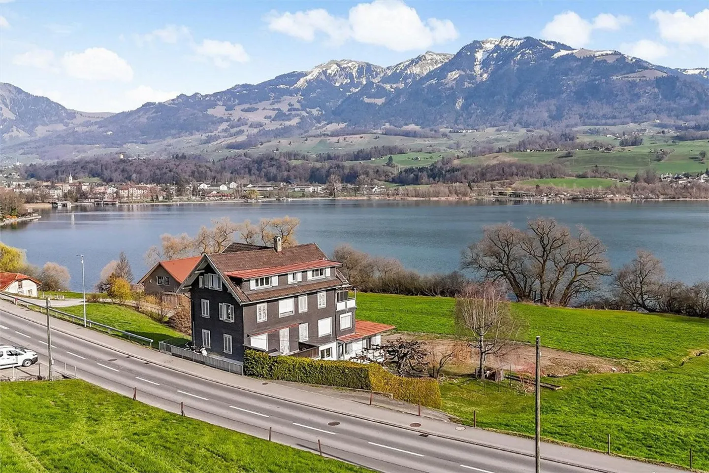 Living by the lake with mountain panorama - Photo 11 of 11