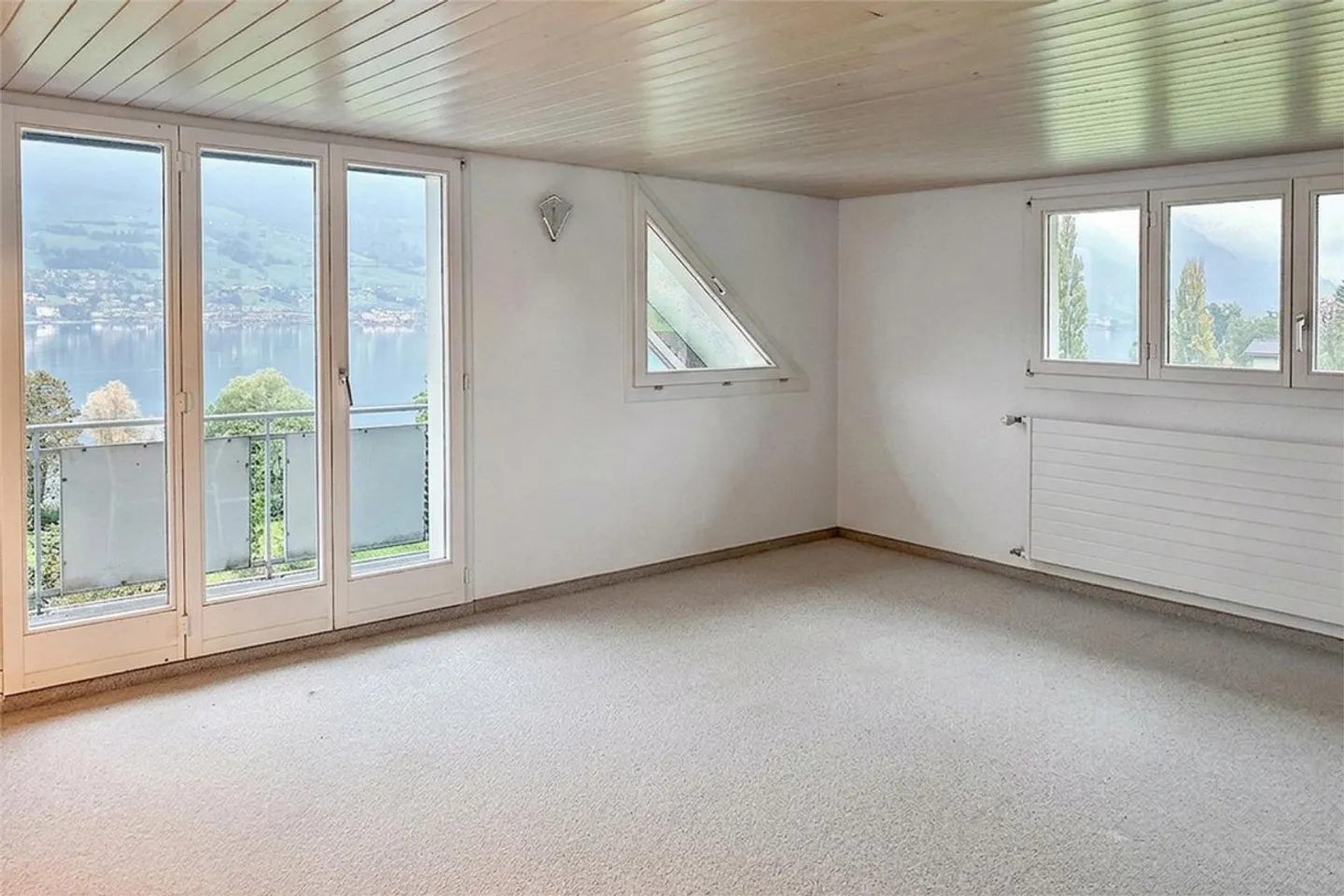 Living by the lake with mountain panorama - Photo 2 of 11