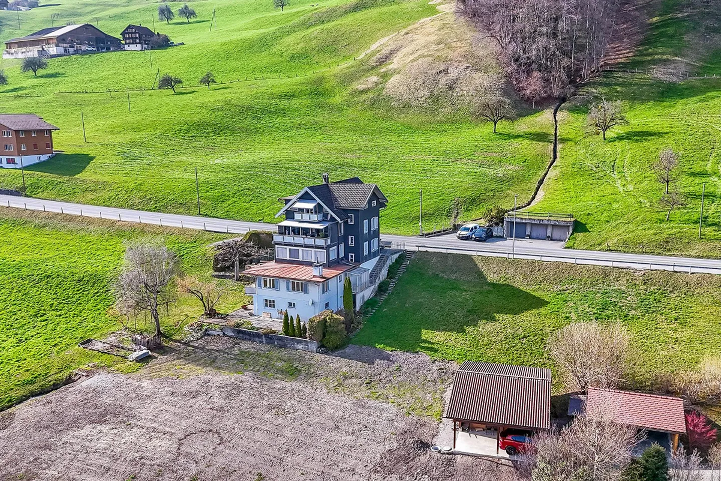 Living by the lake with mountain panorama - Photo 3 of 11